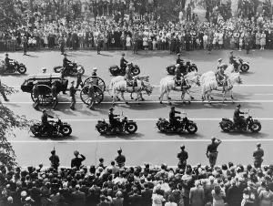 Images Dated 8th May 2008: Bird's-eye view of President Franklin D. Roosevelt's funeral caisson. April 1945