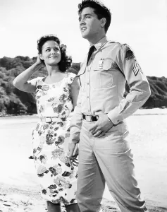 Images Dated 11th March 2015: BLUE HAWAII, from left, Joan Blackman, Elvis Presley, 1961