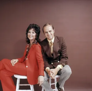 1970s Hairstyles Prints: THE BOB NEWHART SHOW, from left, Suzanne Pleshette, Bob Newhart, 1972-78