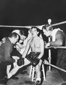 Images Dated 16th June 2015: BODY AND SOUL, Joe Devlin (left), John Garfield (seated), 1947
