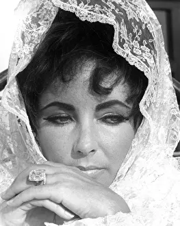 BOOM!, Elizabeth Taylor (wearing the 33.19-carat diamond ring given to her by Richard Burton), 1968