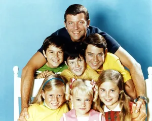 THE BRADY BUNCH, (back): Robert Reed, (middle): Christopher Knight, Mike Lookinland, Barry Williams, (front): Eve Plumb, Susan Olsen, Maureen McCormick, Mike Lookinland