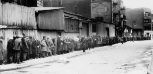 Images Dated 27th August 2007: Breadline at McCauley Water Street Mission under Brooklyn Bridge