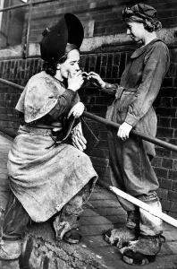 Images Dated 19th May 2007: British women working during wartime