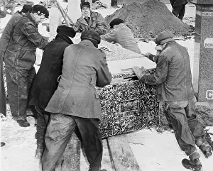 Lcgr1409 Prints: Burying Al Capone. Workmen at Mt