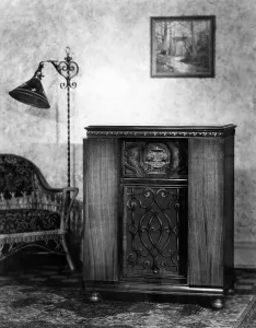 Images Dated 2nd May 2007: A cabinet radio, c. 1927.. Courtesy: CSU Archives / Everett Collection