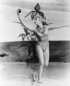 Images Dated 20th March 2013: CAN-CAN, Shirley MacLaine, 1960