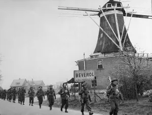 Advertising Prints: Canadian soldiers move through the Netherlands