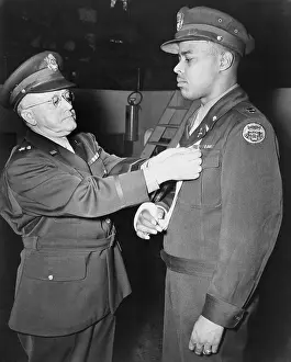 War Heroes Prints: Capt. Charles L. Thomas, receives the Distinguished Service Cross