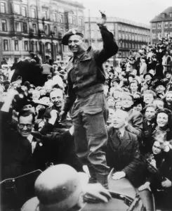 Copenhagen Prints: Cheering Danes gather in Copenhagen around British liberation soldiers on May 5
