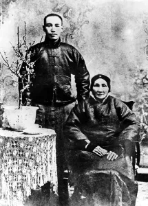 Kai Shek Prints: Chiang Kai-shek (1887-1975) with his mother. Courtesy: CSU Archives/Everett Collection