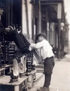Images Dated 17th November 2008: Child labor, Bootblack at 2 West 4th Street