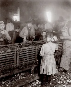 Images Dated 5th March 2008: Child labor, scene in a canning factory