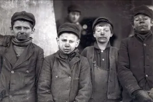 Images Dated 12th November 2008: Child laborers portrayed by Lewis Hine in 1911