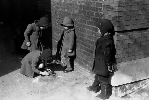 Brick Wall Prints: Children play in Chicago, original title: Where the Negro and white sections on the South Side meet