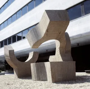 CHILLIDAEduardo (1924-2002). Lugar de encuentros VI. 1974. Sculpture on rock. SPAIN. Madrid. Juan March Foundation. AISA/Everett Collection - Image has fine art copyright