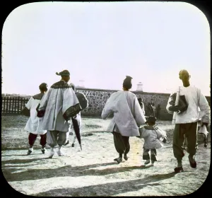 Images Dated 6th March 2008: China, women and children going to railroad