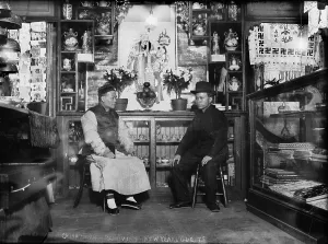 Images Dated 6th March 2008: Chinatown, receiving New Year's guests, circa 1900-1930