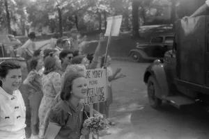 Southern Prints: CIO pickets jeering at workers entering a mill in Greensboro