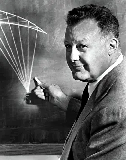 Showing Prints: CLIFTON FADIMAN, 10/25/57. Courtesy: CSU Archives / Everett Collection