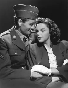 Images Dated 25th September 2015: THE CLOCK, from left: robert Walker, Judy Garland, 1945