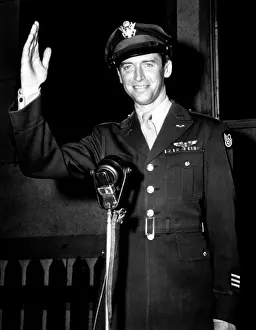 Broadcast Prints: COLONEL JAMES STEWART, 8/31/45. Courtesy: CSU Archives / Everett Collection