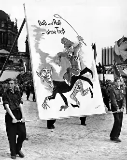Cartoons Prints: Communist Youth organizations put on a Peace parade
