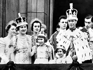Images Dated 4th May 2007: After Coronation ceremonies, the Royal family gathers to greet their subjects