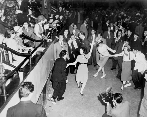 Photographer Prints: Couples jitterbug dancing on a dance floor