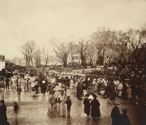 Images Dated 15th April 2008: The crowd at Abraham Lincoln's second inauguration 1865 shows a rain soaked street