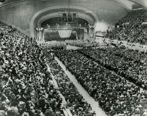 Lcgr1304 Prints: Crowd in Cleveland to hear Franklin Roosevelt's campaign speech