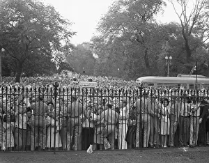 Lcgr1411 Prints: Crowd control at the White House fence on V-J Day