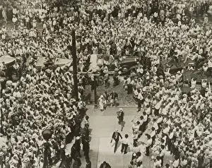 Cheers Prints: Crowd greeting Bobby Jones and his wife as they arrive at the new City Hall in Atlanta