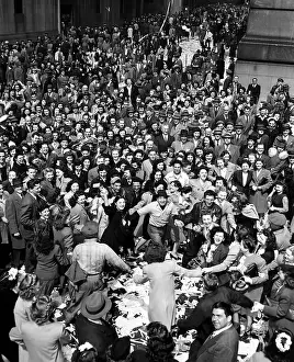Images Dated 16th May 2007: Crowds on the streets of New York celebrating the end of World War II