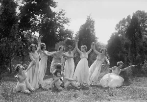 Images Dated 13th December 2007: Dancers of the National American Ballet pose outdoors for Washington