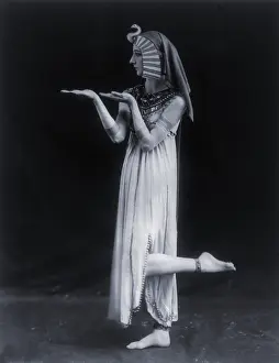 Images Dated 18th August 2008: Desiree Lubowska, dancer and head of a dance troupe, in role as Cleopatra. Ca. 1915