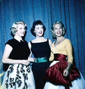 Dinah Prints: THE DINAH SHORE CHEVY SHOW, from left: Rosemary Clooney