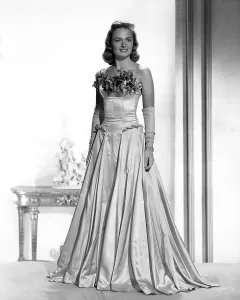 Flowers Prints: Donna Reed, 1945