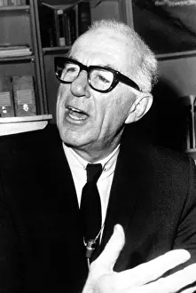 Benjamin Prints: DR. BENJAMIN SPOCK, 1968. Courtesy: CSU Archives / Everett Collection