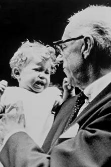 Baby Prints: DR.BENJAMIN SPOCK and crying baby, 1968. Courtesy: CSU Archives / Everett Collection