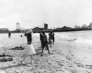Swinging Prints: Driving tournament on the beach