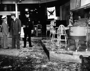 Earthquakes Prints: Earthquake damages a store in the heart of Los Angeles