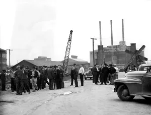 Employee Prints: East St. Louis, ILL-Pickets at plant of Monsanto Chemical Company