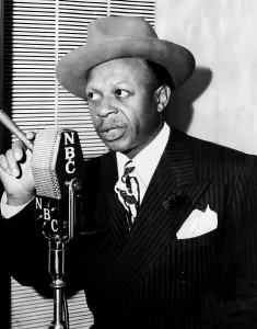 Anderson Prints: Eddie Rochester Anderson on NBC radio, 1945. Courtesy: CSU Archives/Everett Collection