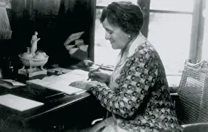Images Dated 10th April 2007: Edith Wharton, c. 1901. Courtesy: CSU Archives / Everett Collection