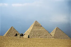 EGYPT. GIZA. Giza. Pyramids of Khufu, Khafre and Menkaure. Egyptian art. Old Kingdom. Architecture. AISA/Everett Collection**US SALES ONLY**