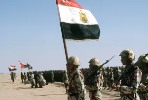 Images Dated 16th February 2011: Egyptian troops stand for review by King Fahd of Saudi Arabia as part of international coalition forces united against