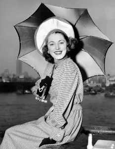 English Prints: Eleanor Parker sports a new English umbrella as she arrives in N