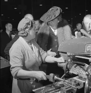 War Workers Prints: Eleanor Roosevelt talking with woman machinist during her November 1942 goodwill tour of Great Britain