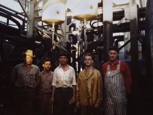 Images Dated 5th March 2008: Employees at Mid-Continent Refinery, Tulsa, Oklahoma, photograph by John Vachon, 1943